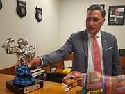 TIBURON AZUL. González Perrín muestra el trofeo que recibió por haber logrado la recaptura de Joaquín "El Chapo Guzmán”.