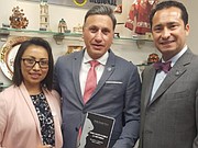 COMPAÑEROS. Los policías federales Selene Nava y Mauro Morales ofrecieron su apoyo y contribución al libro del comisario.