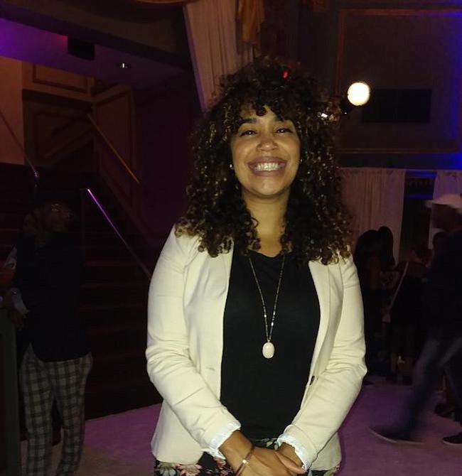 Escritora. Elizabeth Acevedo poeta y escritora de su primera novela “The Poet X” fue la ganadora del premio Larry Neal, que la ciudad entrega los que se han destacado en la literatura.