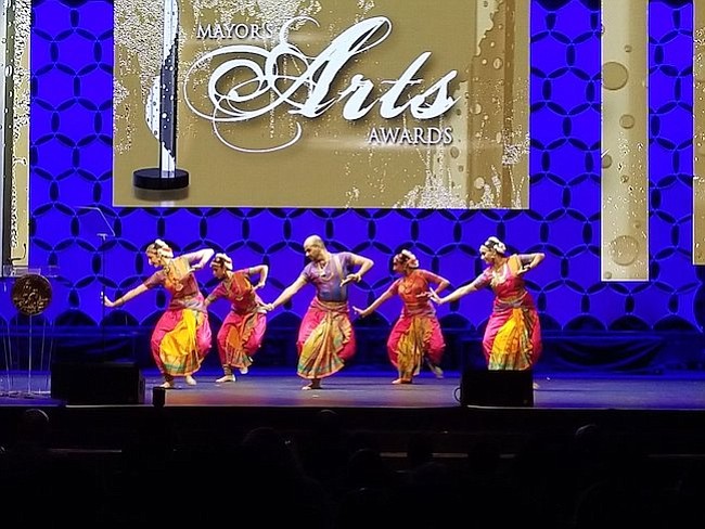 Tradiciones. Los bailarines y coreógrafos de Spilling Ink ofrecieron, durante un interludio, su arte inspirado en las antiguas tradiciones de la India.