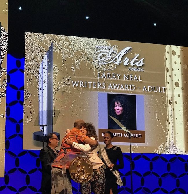 Felicitaciones. La escritora de origen dominicano, Elizabeth Acevedo, recibe las felicitaciones durante la gala de la 33 edición de los Premios a las artes que entrega la Alcaldía.