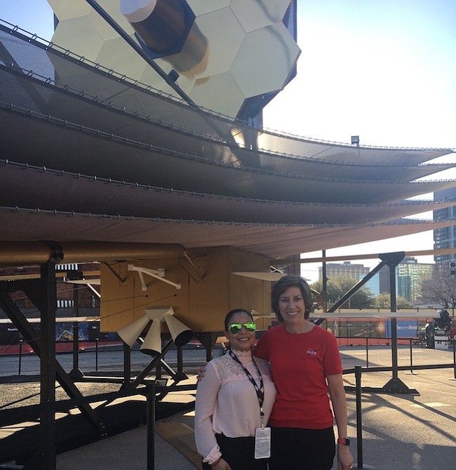 Sueño. Scarlin Hernández hizo otro sueño realidad cuando conoció, en el centro espacial de Houston, a la astronauta Ellen Ochoa (foto), la única latina que ha viajado al espacio.