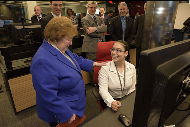 Visita. Scarlin Henández dialoga con la ex senadora Barbara Ann Mikluski durante una visita que ésta hizo al Centro de Operaciones de la Misión Espacial.