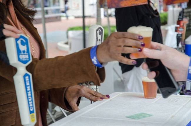 BEBIDAS. En este festival se pueden comprar tickets para consumir los diferentes tipos de cervezas y vinos disponibles.