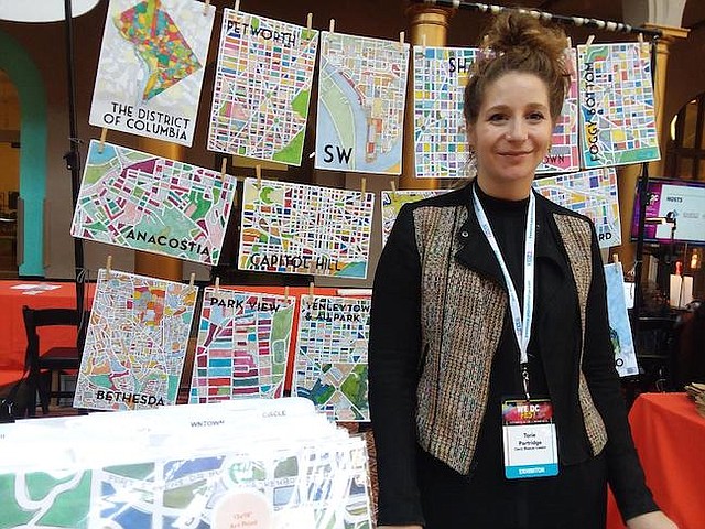 Creatividad. Torie Partridge, directora creativa Cherry Blossom Creative, cuya misión es producir coloridos mapas de diferentes barrios de la ciudad.
