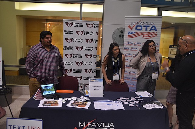 REGISTRO. La mesa de Mi Familia Vota en un evento, registrando votantes. La organización quiere educar a la comunidad sobre la importancia del voto.