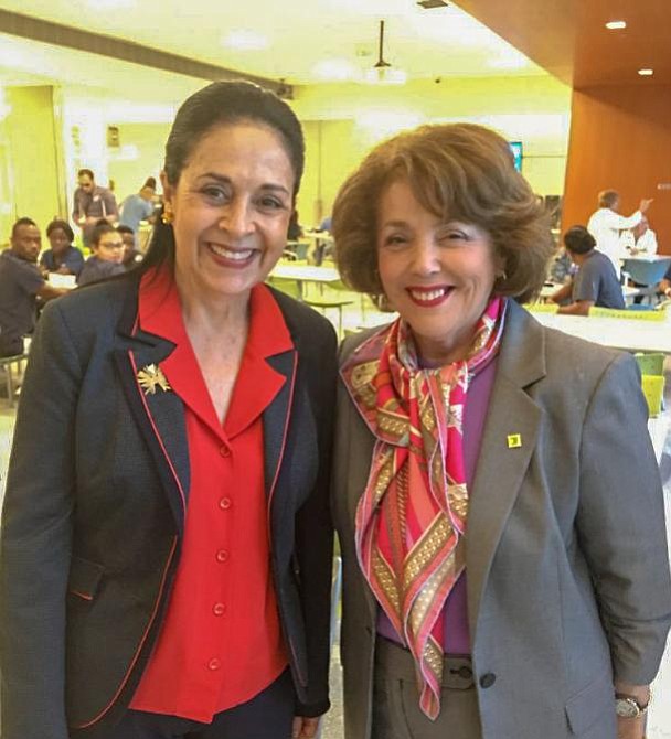Rocío González Navas de Moreno, primera Dama del Ecuador y Beatriz Almeida de Stein, Cónsul de Ecuador en Boston.