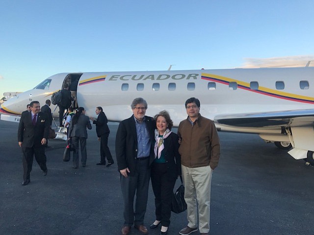 La cónsul de Ecuador en Boston, Beatriz Stein; el Embajador Francisco Carrión y el Canciller José Valencia, antes de que el presidente Lenín Moreno abordara el avión presidencial que lo llevó de regreso a Ecuador tras su visita a Boston.