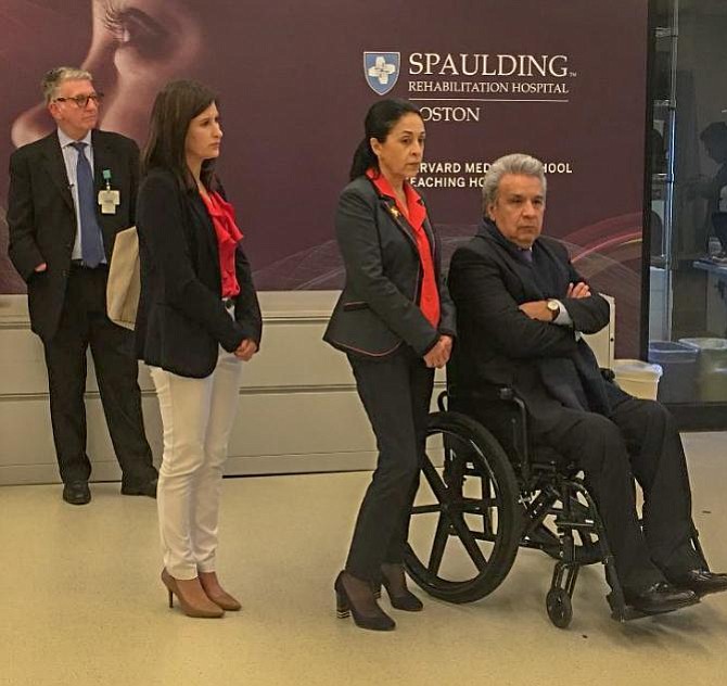 El Presidente y la Primera Dama de Ecuador cuando visitaban el hospital Spaulding que brinda rehabilitación a pacientes con discapacidades.
