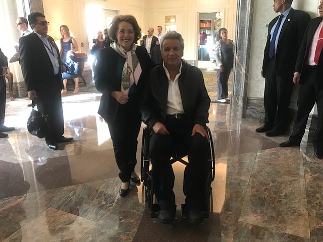 El Presidente de Ecuador, Lenín Moreno y la Cónsul de Ecuador en Boston, Beatriz Stein, despidiendo de Boston al Mandatario.