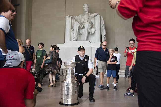 AFICIÓN. Los fanáticos de los Washington Capitals se toman fotos con la Copa Stanley en el Lincoln Memorial.
