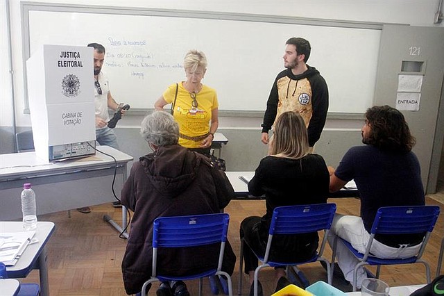 ELECCIONES. Varias personas acuden a votar en Belo Horizonte