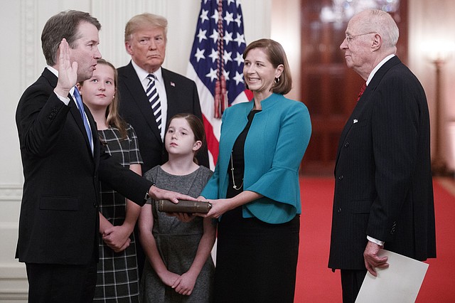 CASA BLANCA. Brett Kavanaugh junto con su familia y Donald Trump durante la ceremonia de juramentación