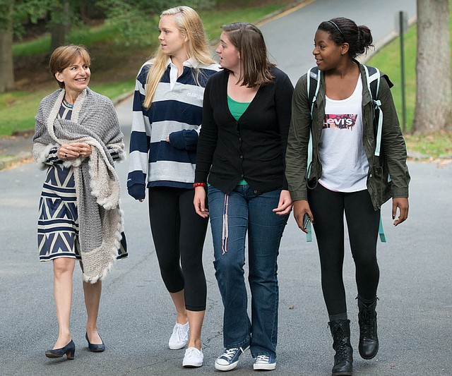 La directora de Madeira School, Pilar Cabeza de Vaca junto con estudiantes