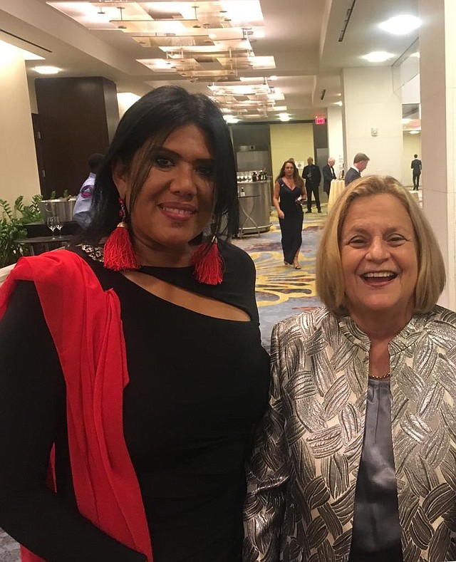 Relaciones. La consultora y experta en relaciones públicas, Syddia Lee-Chee, junto a la congresista de Florida Ileana Ros-Lehtinen