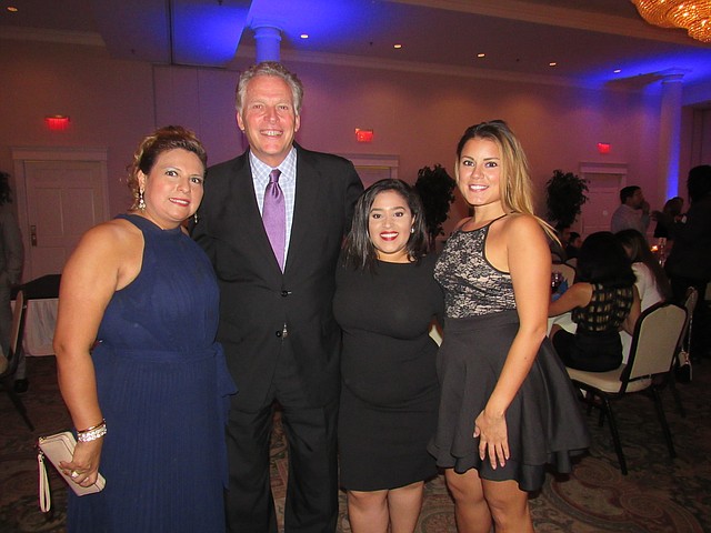 ENCUENTRO. La delegada Elizabeth Guzmán (izq.) y el ex gobernador de Virginia, Terry McAuliffe, junto a asistentes a la gala.