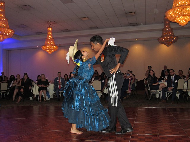 CULTURA. Jóvenes del grupo PALPACA USA bailando la marinera, una danza peruana