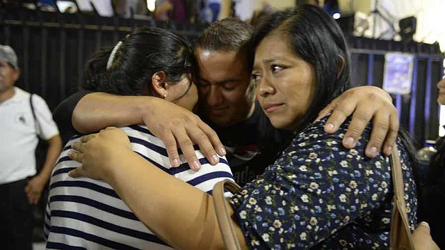IGLESIA. Católicos salvadoreños reaccionan en el momento en que Óscar Romero es declarado santo de la iglesia católica