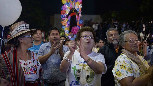 IGLESIA. Feligreses aplauden la canonización de San Óscar Romero