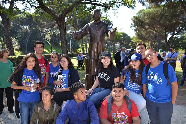 MONUMENTO. Un grupo de jóvenes reunidos alrededor de la estatua develada en honor a Mons. Romero. 