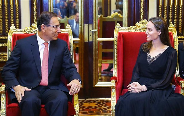 Fotografía cedida por la Presidencia de Perú que muestra a la actriz estadounidense Angelina Jolie (d) durante una reunión con el presidente de Perú, Martín Vizcarra (i), el martes 23 de octubre de 2018, en el Palacio de Gobierno en Lima