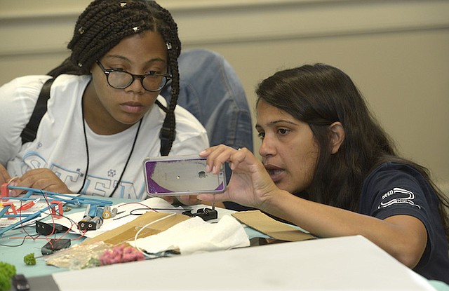 Mujeres. Las jóvenes estudiantes que participaron durante una semana en un programa de aproximación a la ciencia, tecnología, ingeniería y matemáticas, auspiciado por Pepco, solo para jóvenes mujeres.