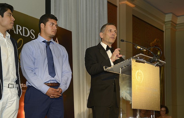 Director. Dave Velázquez, director ejecutivo de Pepco-Exelon, durante la entrega de las becas a los estudiantes. Él les habló de su experiencia como estudiante latino que debió romper muchas barreras.