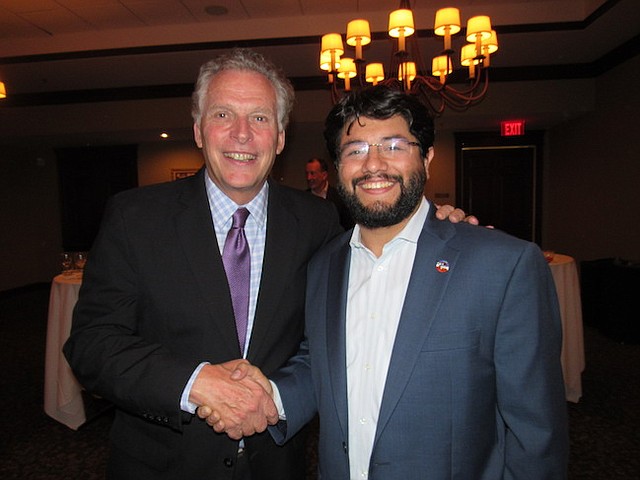 EX GOBERNADOR. Canek Aguirre y el ex gobernador de Virginia, Terry McAuliffe, durante una cena de gala.