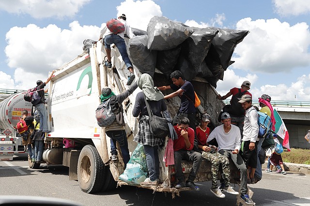 TRAVESÍA. Bajo condiciones climatológicas poco favorables, la caravana de inmigrantes continúa su camino.
