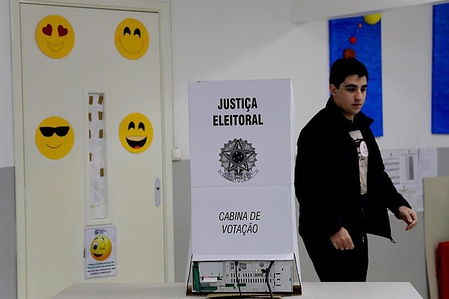 BRASIL. Un elector vota un colegio electoral en la ciudad de Sao Paulo hoy, 28 de octubre de 2018, en la segunda vuelta de las presidenciales, que enfrentan al ultraderechista Jair Bolsonaro, favorito en todas las encuestas, y al progresista Fernando Haddad