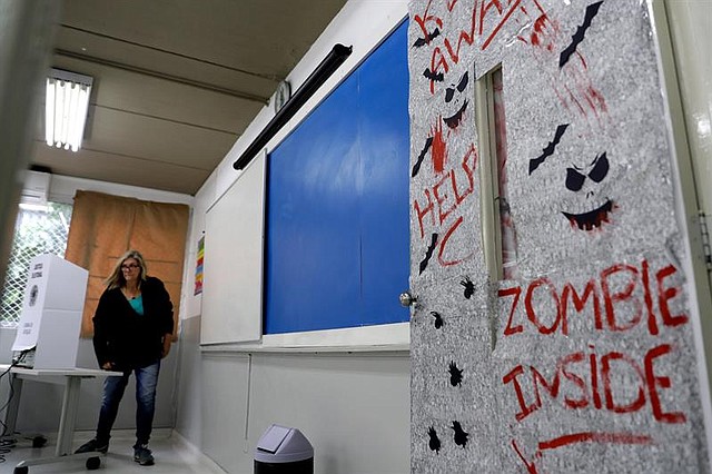 BRASIL. Un electora vota en un colegio electoral en la ciudad de Sao Paulo hoy, 28 de octubre de 2018, en la segunda vuelta de las presidenciales, que enfrentan al ultraderechista Jair Bolsonaro, favorito en todas las encuestas, y al progresista Fernando Haddad