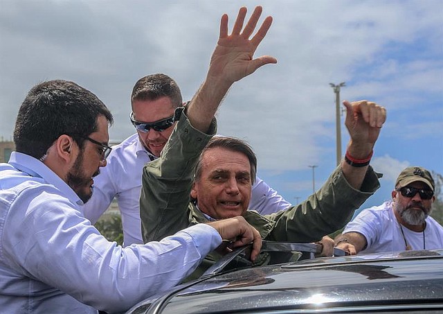 BRASIL. El candidato ultraderechista a la presidencia de Brasil Jair Bolsonaro saluda hoy, domingo 28 de octubre de 2018, al llegar a su casa en un condominio en la Barra de Tijuca, en Río de Janeiro