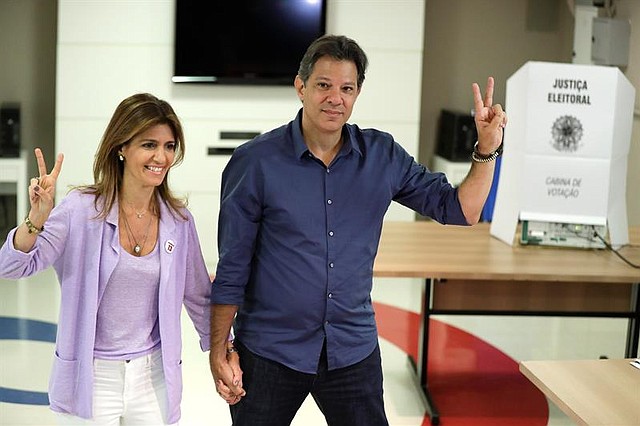BRASIL. El candidato a la Presidencia de Brasil Fernando Haddad (d), sucesor del expresidente Luiz Inácio Lula da Silva en la carrera electoral, posa con su esposa Ana Estela luego de votar hoy, domingo 28 de octubre de 2018, en un colegio electoral en la ciudad de Sao Paulo