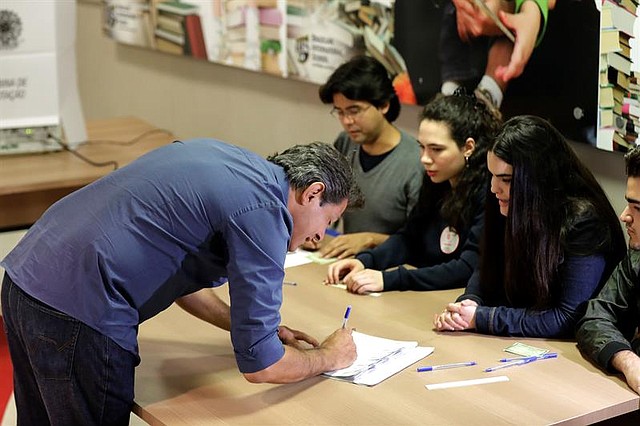 BRASIL. El candidato a la presidencia de Brasil Fernando Haddad, sucesor del expresidente Luiz Inácio Lula da Silva en la carrera electoral, llega a votar hoy, domingo 28 de octubre de 2018, en un colegio electoral en la ciudad de Sao Paulo