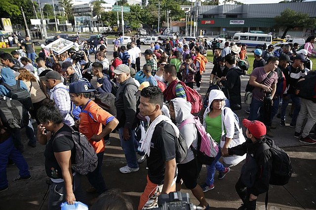EL SALVADOR. Migrantes salvadoreños inician su recorrido hoy, domingo 28 de octubre de 2018, desde la Plaza El Salvador del Mundo, en San Salvador