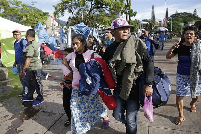 EL SALVADOR. Migrantes salvadoreños inician su recorrido hoy, domingo 28 de octubre de 2018, desde la Plaza El Salvador del Mundo, en San Salvador