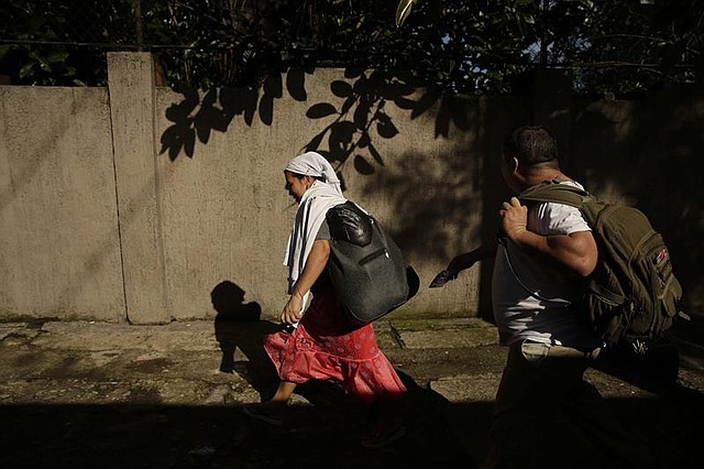 EL SALVADOR. Una pareja de migrantes salvadoreños inician su recorrido hoy, domingo 28 de octubre de 2018, desde la Plaza El Salvador del Mundo, en San Salvador