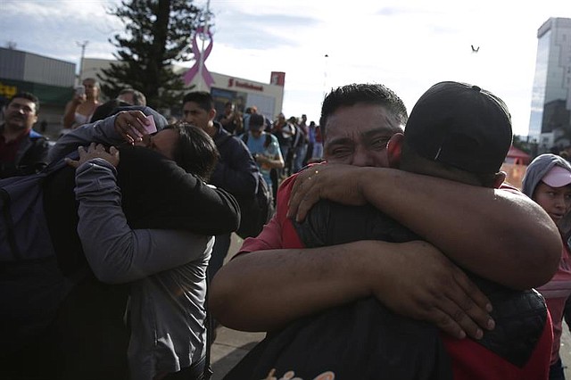 EL SALVADOR. Migrantes salvadoreños se despiden hoy, domingo 28 de octubre de 2018, desde la Plaza El Salvador del Mundo, en San Salvador