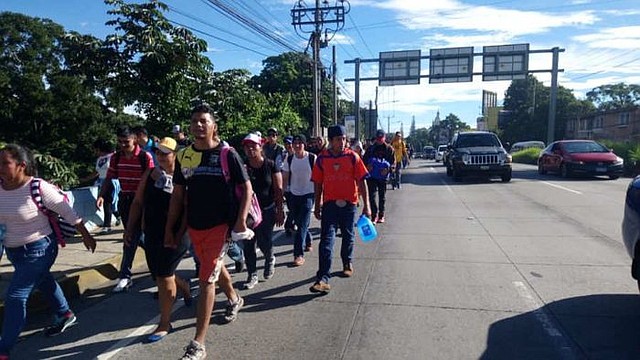 EL SALVADOR. Una caravana de salvadoreños inició su travesía hacia Estados Unidos la mañana del 28 de octubre de 2018 desde la plaza Salvador del Mundo.
