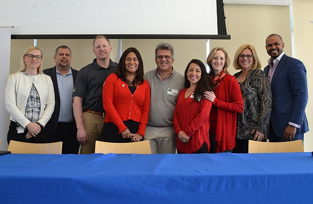 PROFESIONALES. De izq. a der.: Karen Rivas de Carlos Rosario School; Patricio Sánchez de la Escuela Carlos Rosario; Sean Plankey de BP; Elia Quintana de HACR; Alfredo Estrada de LATINO Magazine; Zuraya Tapia-Hadley de Facebook; Allison Kokkoros de Carlos Rosario School; Celeste Carrasco de AT&T; y Lance Williams del gobierno federal.