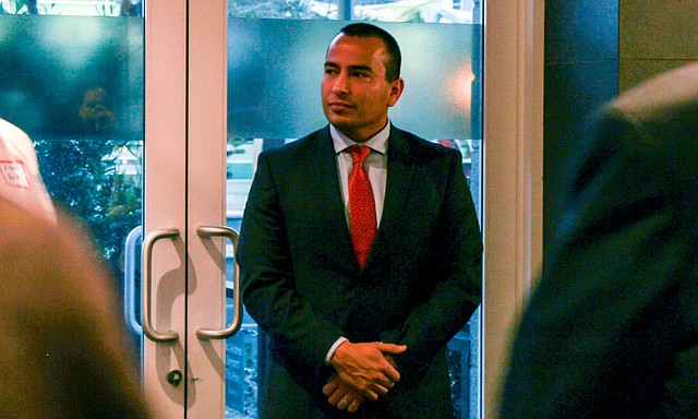 Daniel Valenzuela, candidato latino a la alcaldia de Phoenix.