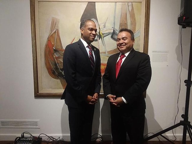 Herencia. El concejal del Distrito 4 de Washington, Brandon Todd, junto secretario general adjunto de la OEA, embajador Néstor Méndez, durante el panel para celebrar la diversidad de Latinoamérica.