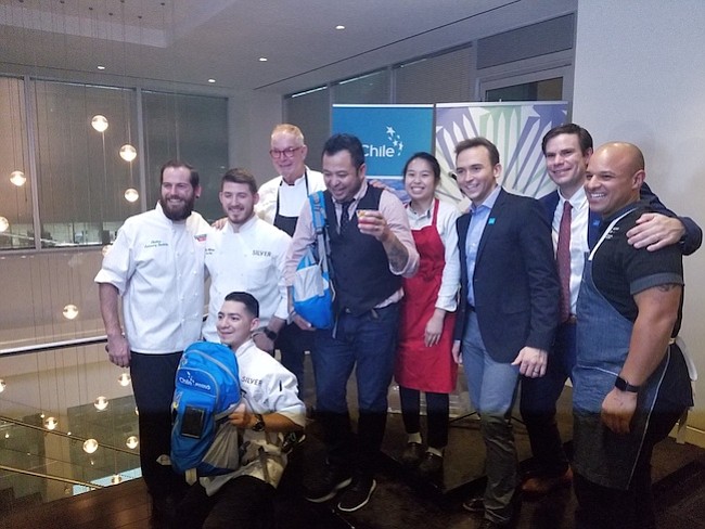 CAMPEONES. Los ganadores de cada categoría con el maestro de ceremonias, Tommy McFly y el comisionado de intercambio comercial de Chile, Matías Pinto Pimentel.