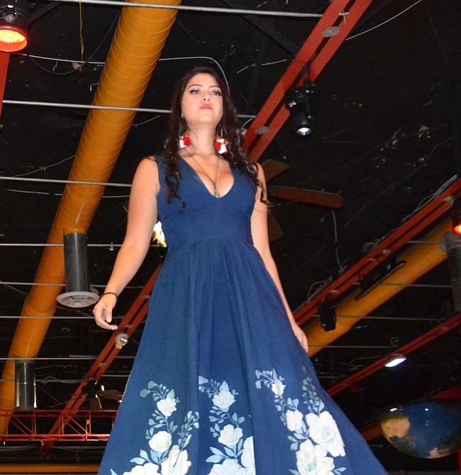 AZUL. Prendas de la colección “Raíces” que utilizan el tinte azul natural extraído del añil, una tradición artesanal salvadoreña.