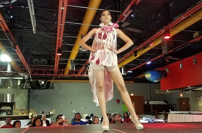 PRENDAS. Por la pasarela del evento del 3 de noviembre desfilaron modelos que exhibían prendas y accesorios confeccionados por diseñadores y artesanos salvadoreños.