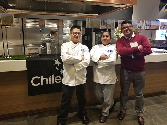 INVITADOS. Santos Joj-Chay y Bersabe Feliciano Madrid de programa culinario de la escuela Carlos Rosario y el chef Luis Alarcón, quien trabaja con la Embajada de México, estuvieron entre los asistentes.