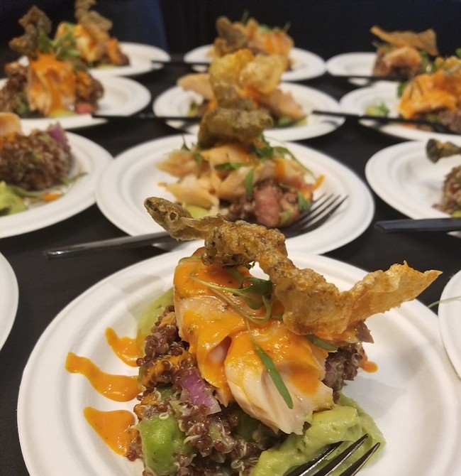 SALMÓN. El chef Jonathan Dearden de Radiator y su salmón con ají amarillo, quínoa, aceite de oliva, puré de aguacate y chicharrón de piel de salmó, ganó el premio de los jueces.
