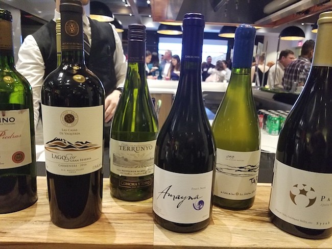 VINOS. El público pudo degustar una selección de vinos chilenos que se podían emparejar con los platillos servidos por los chefs.