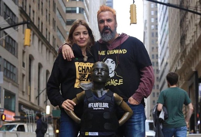 PROTESTA. Patricia y Manuel Oliver, padres del joven Joaquín Oliver y activistas de Change The Ref