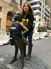 Patricia, madre Joaquín Oliver, junto a la escultura de bronce